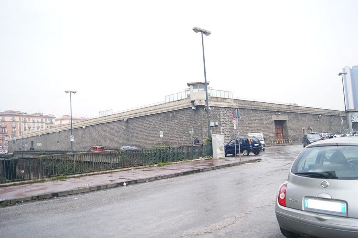 Napoli, agente penitenziario aggredito da un detenuto nel carcere di Poggioreale