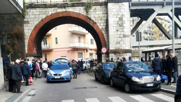 Rapinatori maldestri tentano il colpo al supermercato ma perdono la pistola: in fuga