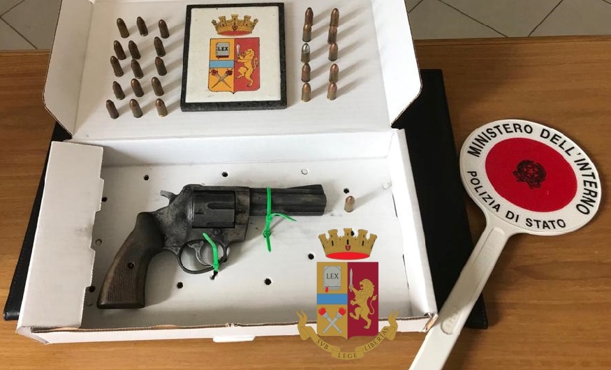Napoli, trovato un revolver nella buca delle lettere nel centro storico