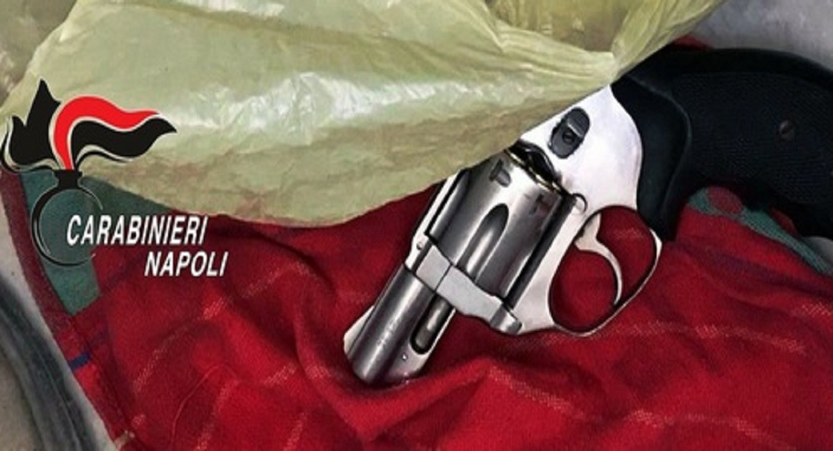 Arzano, revolver e 105 grammi di cocaina purissima recuperati dai carabinieri