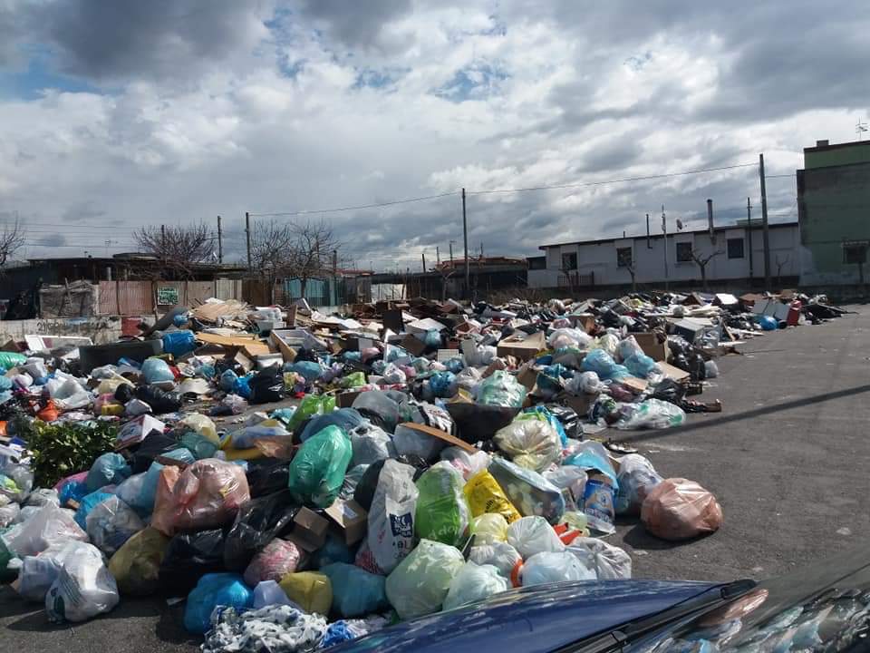 Emergenza rifiuti a Torre del Greco, nuovi roghi di spazzatura﻿