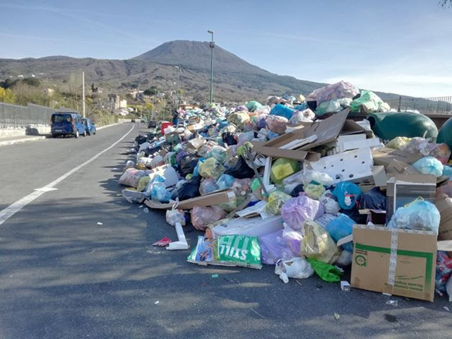Emergenza rifiuti a Torre del Greco, FdI: “Siamo pronti a scendere in strada”
