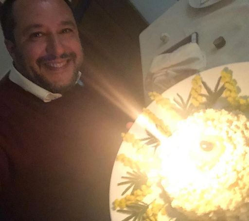 Salvini compie 46 anni, compleanno con i figli e torta sui social