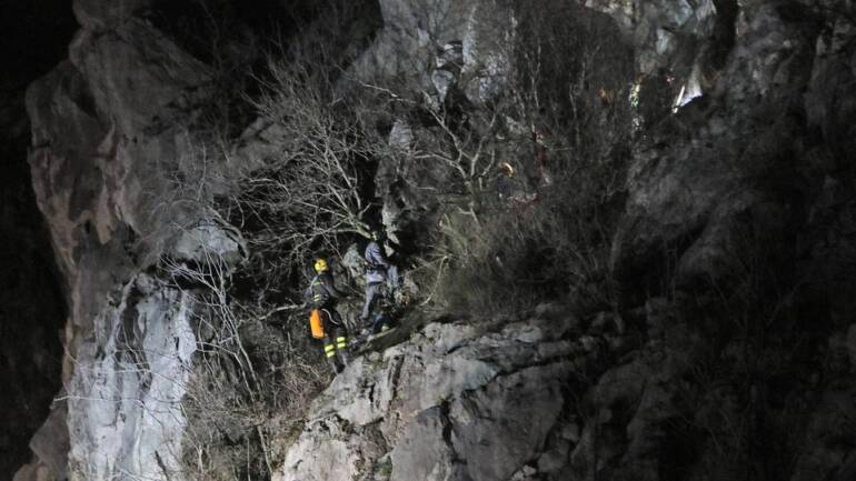 Scivola sul sentiero mentre passeggia con la mamma: muore 13enne dopo un volo di 30 metri