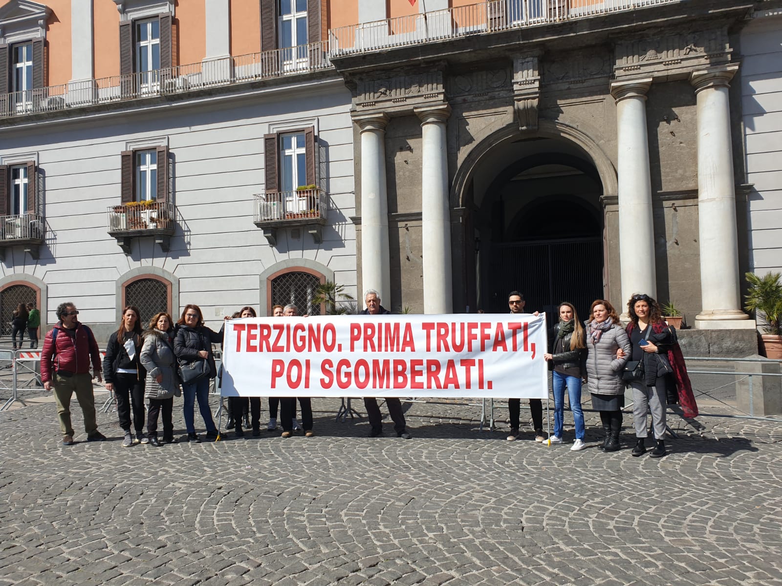 Abbattimento case a Terzigno, gli abitanti davanti alla sede della Regione Campania: “Da qui non ci muoviamo”