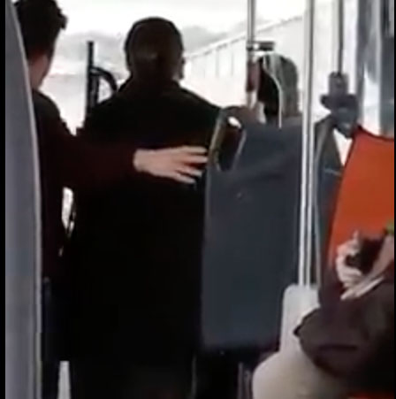 Assurdo a Napoli, pretende di scendere dall’autobus in tangenziale: donna aggredisce verbalmente l’autista con offese e volgarità. IL VIDEO