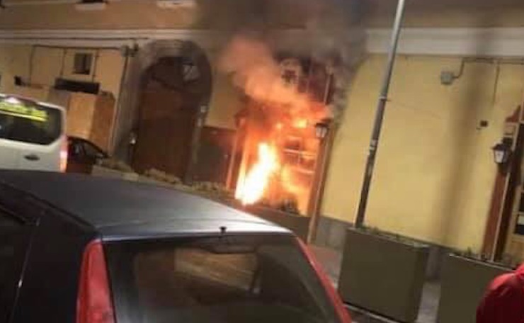 Torre del Greco, gli incendiano il pub e il proprietario su Fb si sfoga: ‘Andiamo avanti, non ci avete fatto niente…’