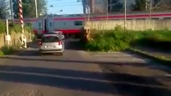 Il passaggio a livello resta aperto mentre il treno passa: tragedia sfiorata a Caserta