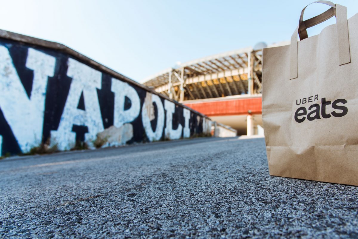 App e ‘panaro’. Uber Eats spopola a Napoli dove ordini cibo con uno smartphone e ritiri col panaro