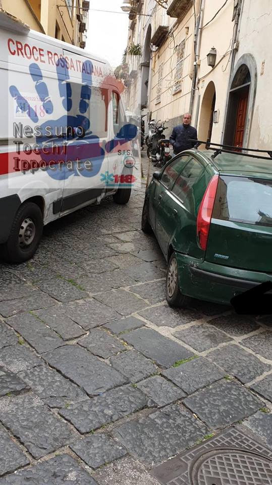 Parcheggio selvaggio impedisce il passaggio di un’ambulanza nel centro di Napoli