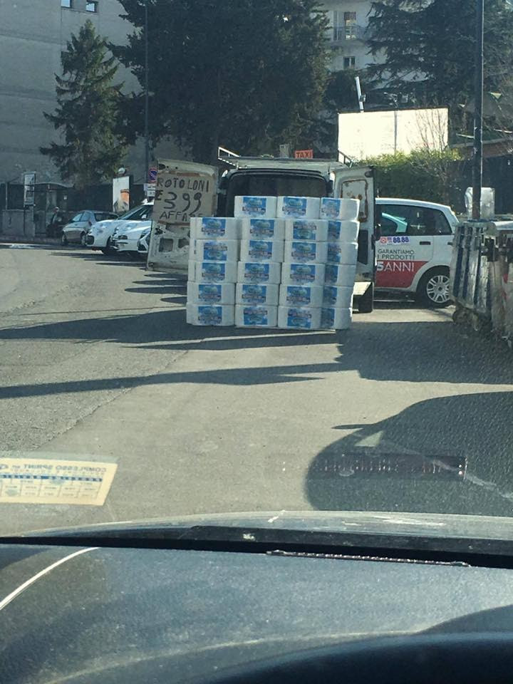 Napoli, polizia municipale sequestra un ingente quantitativo di rotoloni venduti in strada
