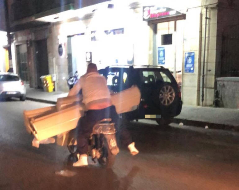 Ennesima follia a Napoli, scooter stracolmo di materiali sporgenti procede a fari spenti lungo via Stadera