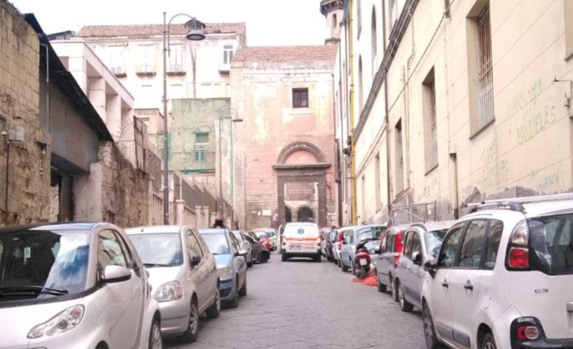 Napoli, la sosta selvaggia gestita dai parcheggiatori abusivi blocca un mezzo per il trasporto del sangue