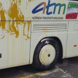 Uova contro bus di studenti in visita nei beni confiscati a Zagaria a Casapesenna: picchiato l’autista