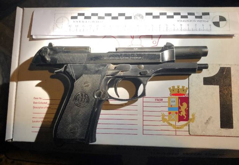 Commando pronto per la ‘stesa’ inseguito dai poliziotti: recuperata una pistola e le munizioni