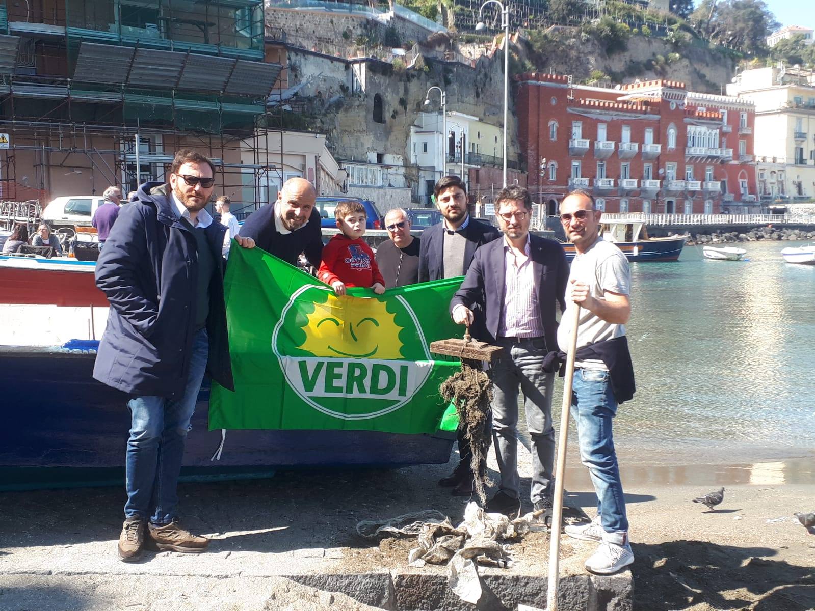 Napoli, i Verdi ripuliscono la spiaggia di Riva Fiorita