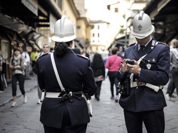 Scorazza per Firenze con lo scooter senza patente, passa col rosso e investe il vigile: napoletano arrestato