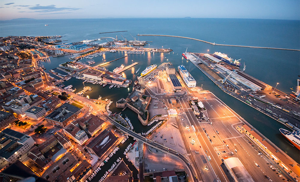 Operaio di Torre del Greco muore in un incidente sul lavoro nel porto di Livorno