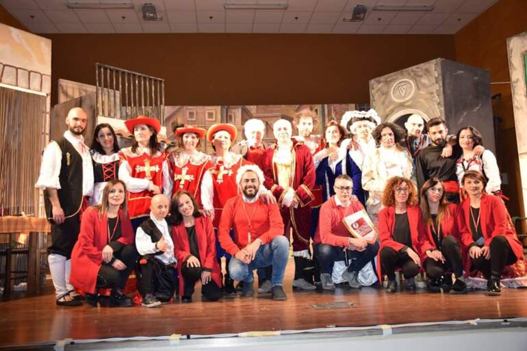 Nola. Al teatro Umberto la compagnia teatrale nolana Pipariello in ‘L’opera dei pazzi’