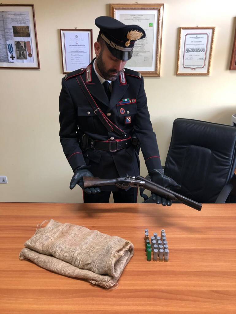 Fucile a canne mozze in casa, arrestato operaio di Montecorvino Rovella