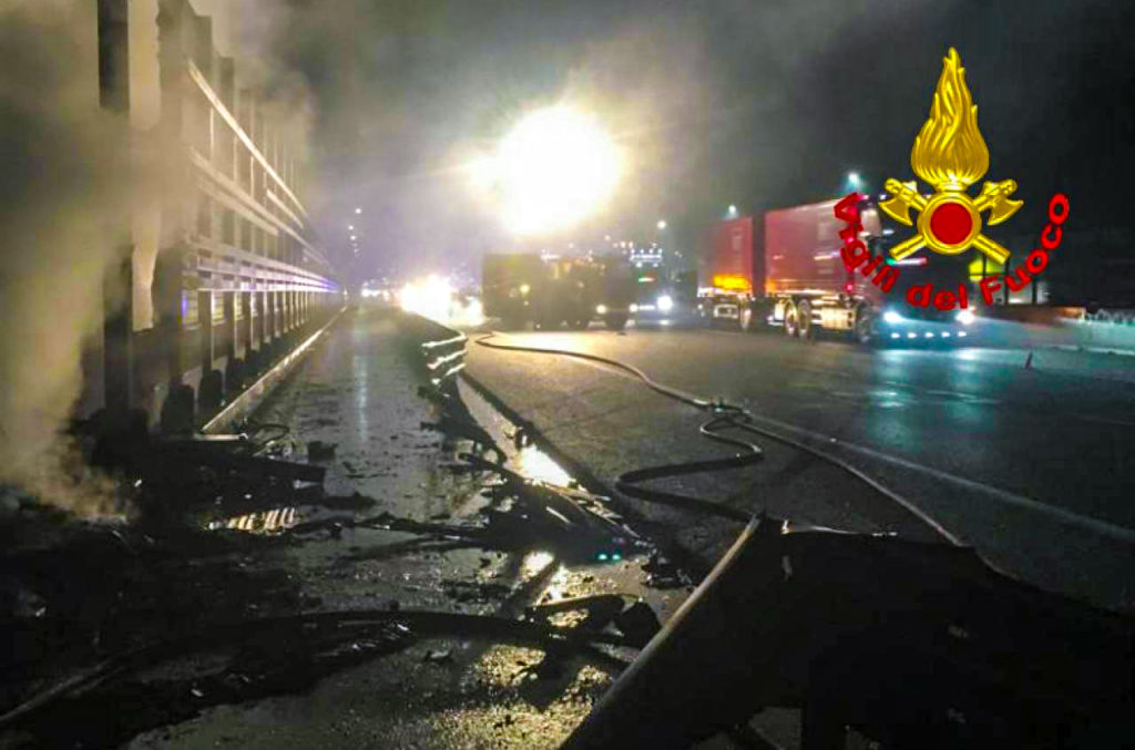 Camionista di Castellammare sfonda il guard rail, si schianta e muore avvolto dalle fiamme in autostrada