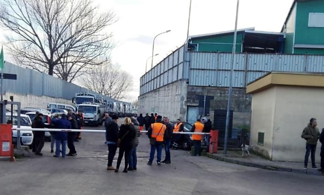 In fila all’ingresso dello Stir di Giugliano 10 auto-compattatori rilasciano percolato: 15 persone denunciate dai carabinieri