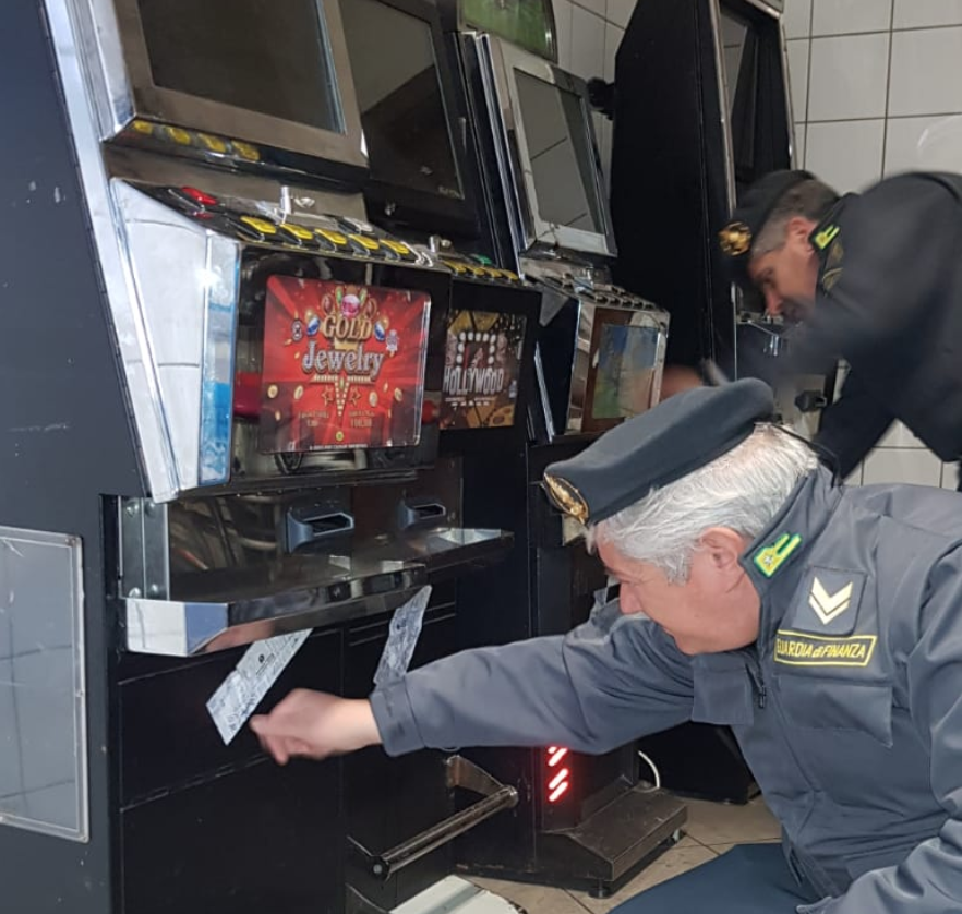 Controlli della finanza e in due sale giochi nel casertano: sequestri e denunce
