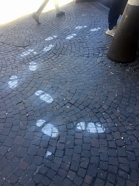 Vomero: il mistero delle impronte disegnate sui marciapiedi﻿