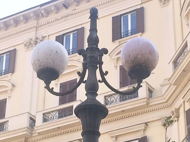 Vomero, piazza Vanvitelli: un lampione senza un braccio