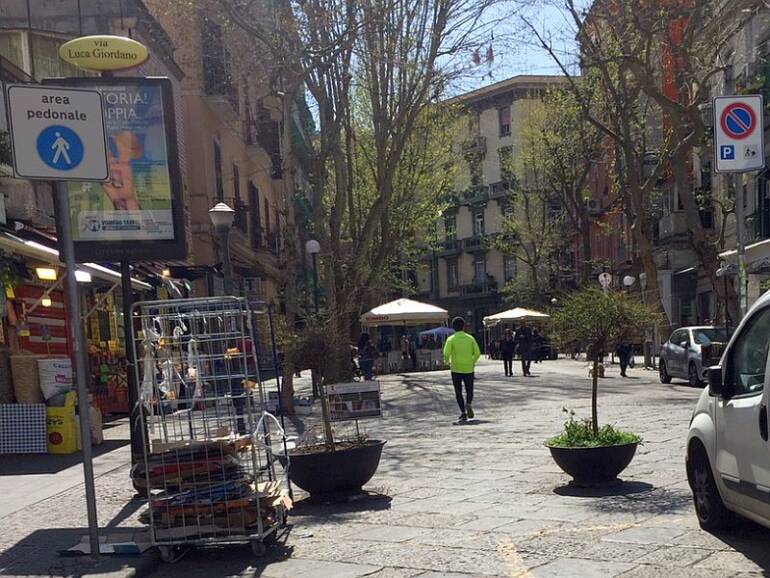 Vomero, un anziano si sente male in via Luca Giordano: soccorsi in ritardo per il traffico e per delle fioriere﻿