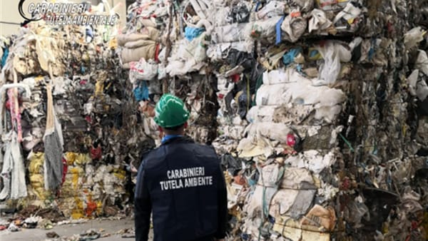 Stoccaggio illecito di rifiuti speciali, scattano i sequestri: 22 denunce