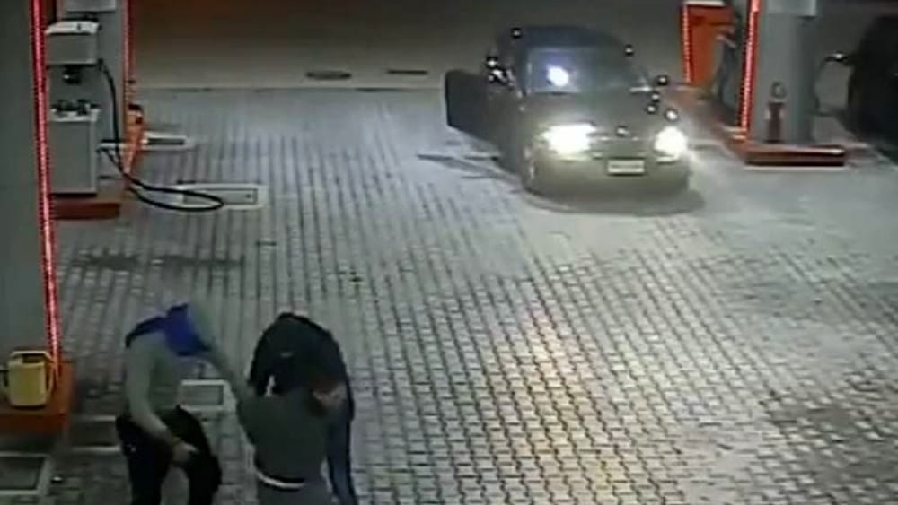 Tentata rapina al distributore di benzina, tre giovani in manette