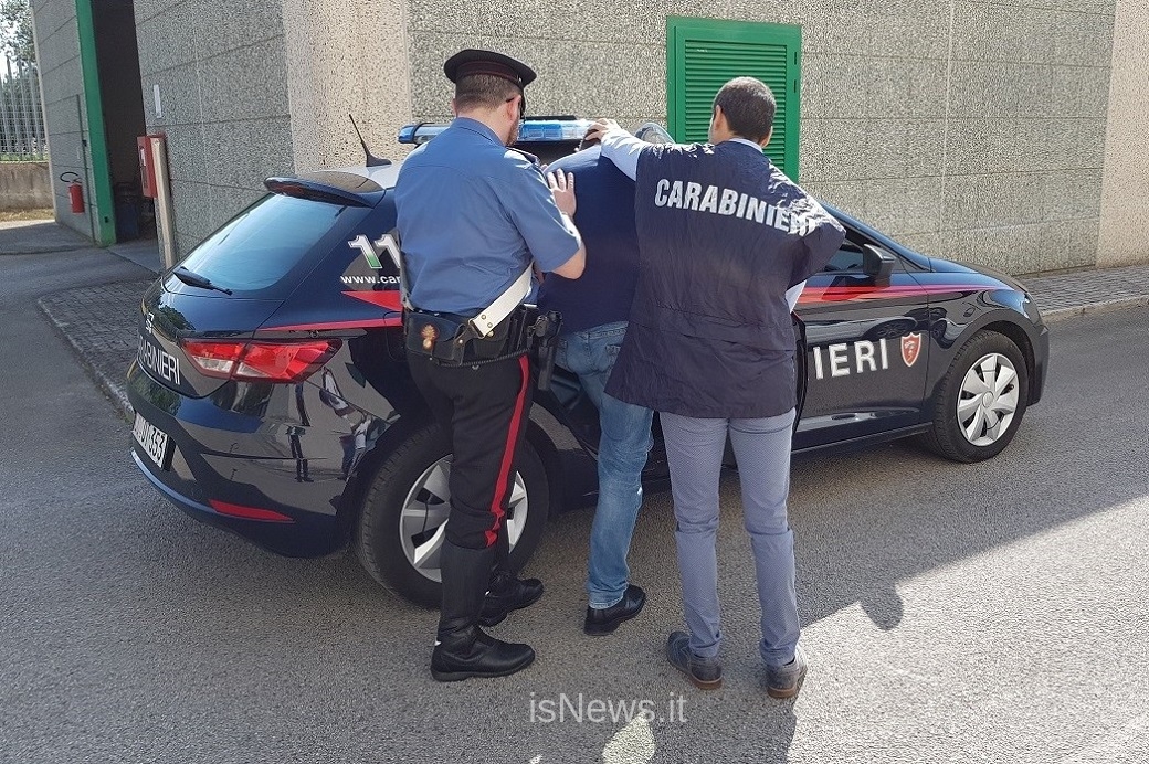 Riempie di botte la moglie: arrestato