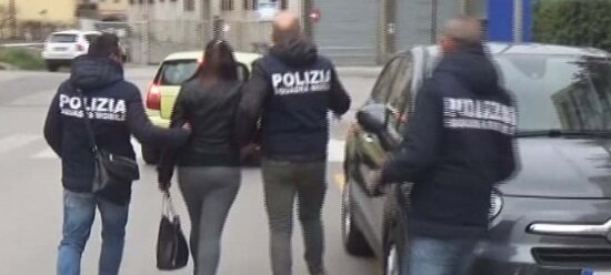 Napoli, fa a botte con alcuni minorenni: arrestata 50enne di San Giovanni a Teduccio