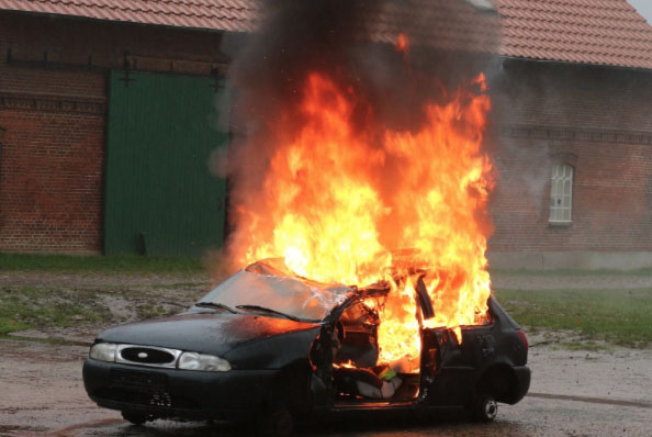 Incendia auto ad imprenditore per farsi pagare un debito di 5mila euro
