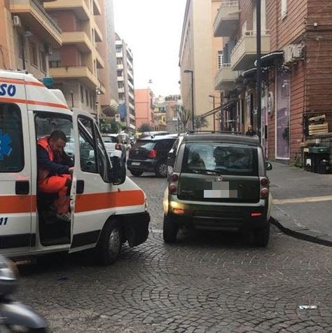 Napoli, auto parcheggiata in curva ostruisce passaggio dell’ambulanza in pieno centro