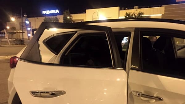 Saccheggiato il parcheggio del centro commerciale ‘Jambo’: auto svaligiate dai ladri