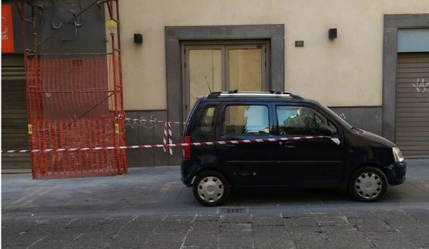 Torre del Greco quando la realtà supera l’immaginazione: utilizzano l’auto parcheggiata per ‘delimitare’ l’area dei lavori