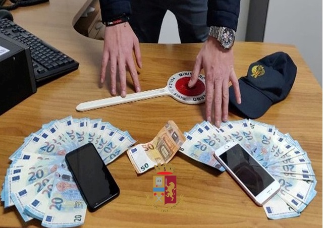 In giro per Ischia con duemila euro in banconote false: denunciati due giovani