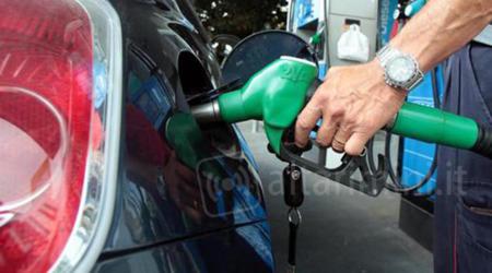 Carburanti: prezzi in calo. Il gasolio torna a costare meno della benzina