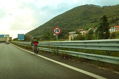 Salerno, in “giro” con la bici: sulla Tangenziale