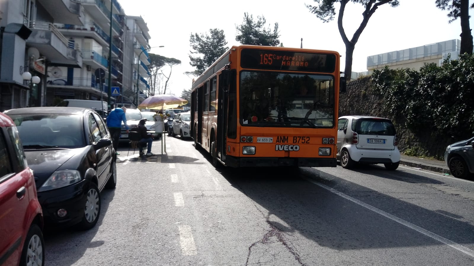 Napoli, dossier sugli autobus ostacolati dalla sosta selvaggia: 2500 infrazioni su una sola linea. I Verdi: ‘Situazione insostenibile’