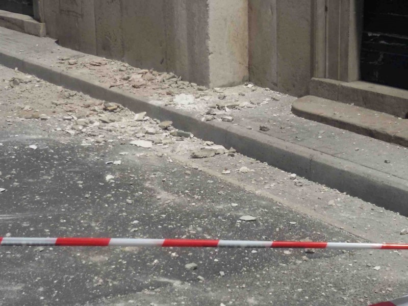 Cadono calcinacci dal palazzo Doria d’Angri a Napoli, Borrelli: “Sfiorata la tragedia, decine di turisti in strada”