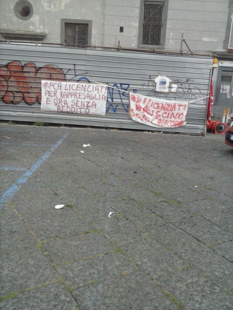 Napoli, operai sul Campanile: ‘Scendiamo solo se chiama Di Maio’