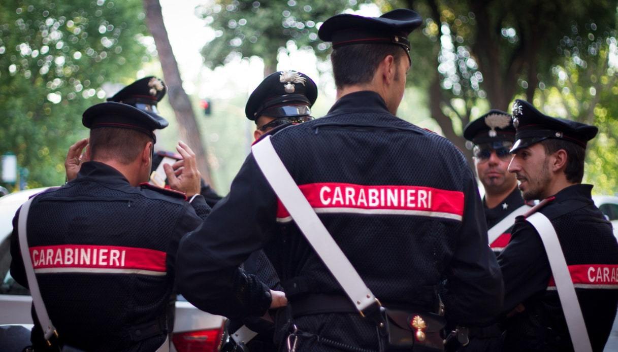 Napoletani tentano rapina in banca in Abruzzo, scoperti scappano sul tetto: arrestati