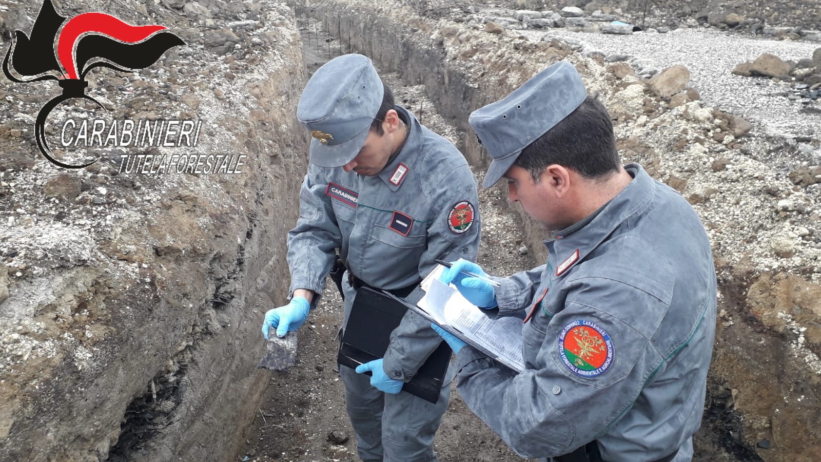 Terra dei Fuochi a Maddaloni: scoperte due discariche con rifiuti pericolosi ‘tombati’. IL VIDEO