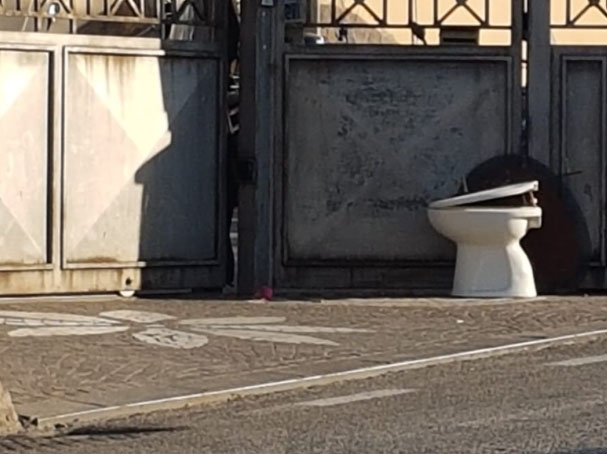 Passeggiata con vista ‘tazza da bagno’ a Torre del Greco: la foto virale sul web