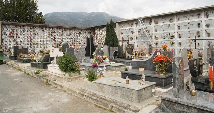 Furti al cimitero di Salerno: rubati vasi in ottone e rame