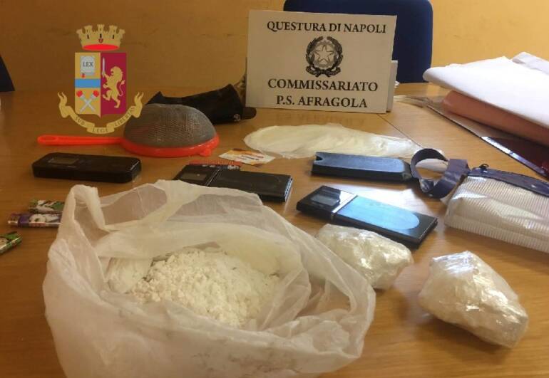 Lancia la cocaina dal balcone e si barrica in casa per due ore: 35enne arrestato nelle Iacp di Caivano