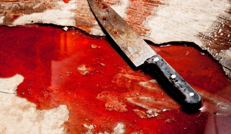 Giallo a Bacoli, uomo di 59 anni trovato morto in casa con una coltellata al petto